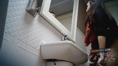 Emakumeen komuneko kamera ezkutuko irudiak (1)