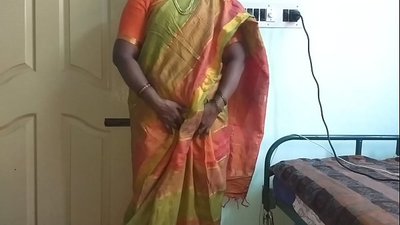 Indiar desi neskame bere titi naturalak etxeko jabeari erakusteko
