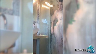 Ipurdi mamitsua duen haurra dutxan masturbatzen da