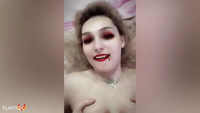 Ivan Helsing gogor izorratzen du banpiro sexy bat eta ipurdira dator