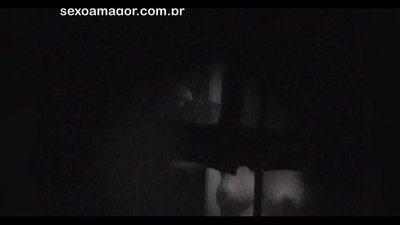 Blondie ezkutuan grabatzen du auzoko voyeur batek adreilu hutsen atzean ezkutatuta