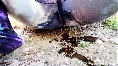 Pixa egiten kalean! Zatoz LilKiwwiMonster kuleroak bustitzen eta zikinkerian pixa egiten ikustera!