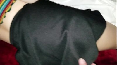 Lotan dagoen eskola neska birjina ahizpak ipurdia estua lortzen du hatzekin